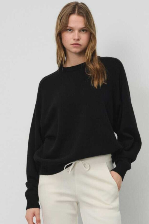 Black Round Neck Knit Women's Sweater 