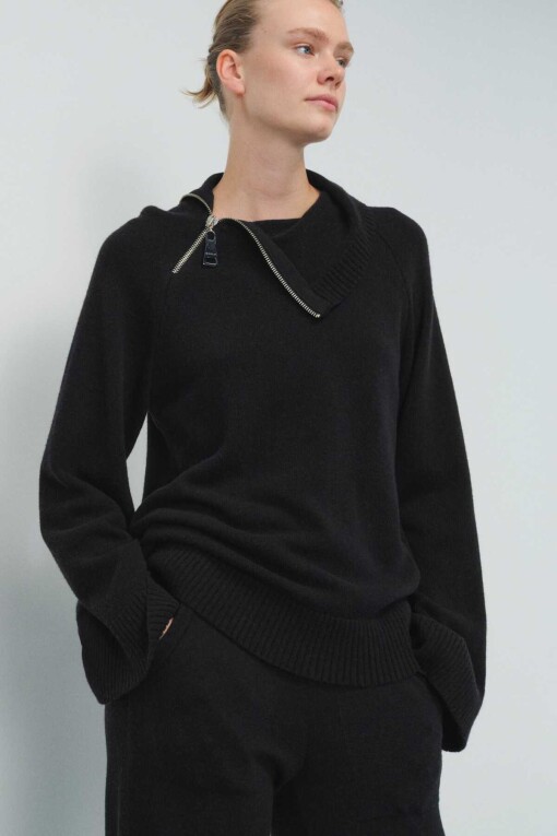 Black Shoulder Zippered Sweater 