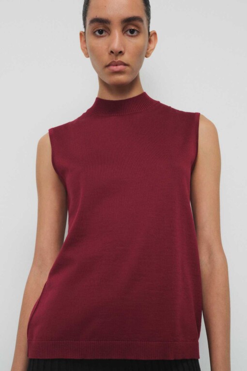 Burgundy Half Turtleneck Sleeveless Knit Blouse 