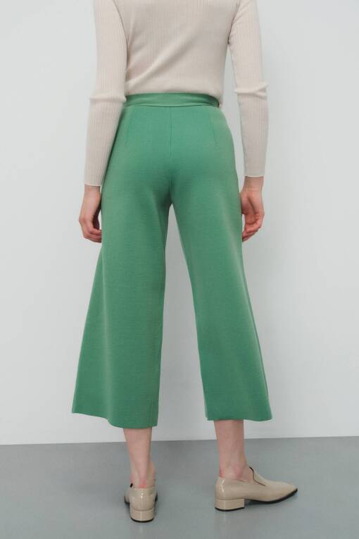 Crop Pants in Green - 3