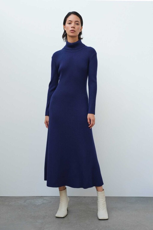 Mavi Boğazlı Uzun Elbise - 1