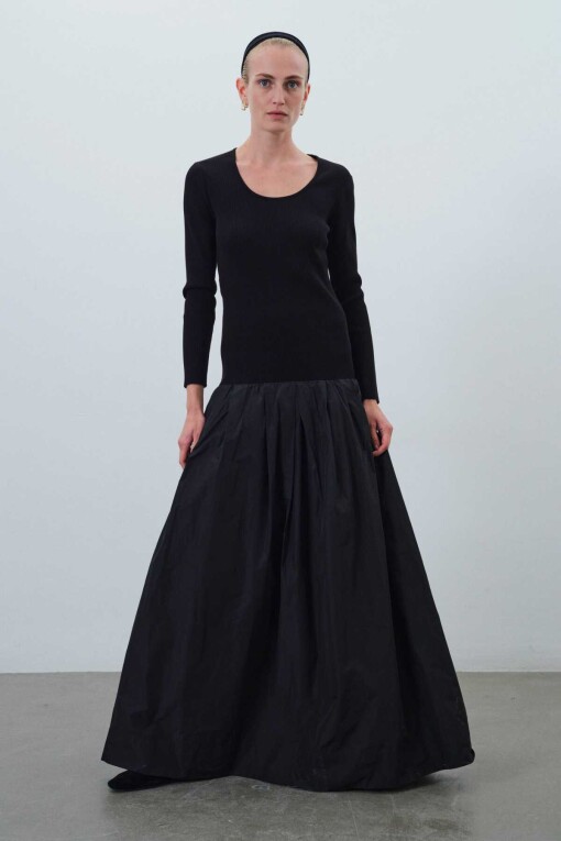Siyah Kontrast Kumaşlı Uzun Elbise - 1