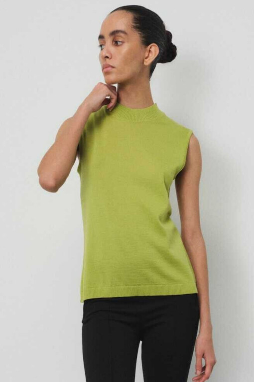 Green Half High Neck Sleeveless Knit Blouse 