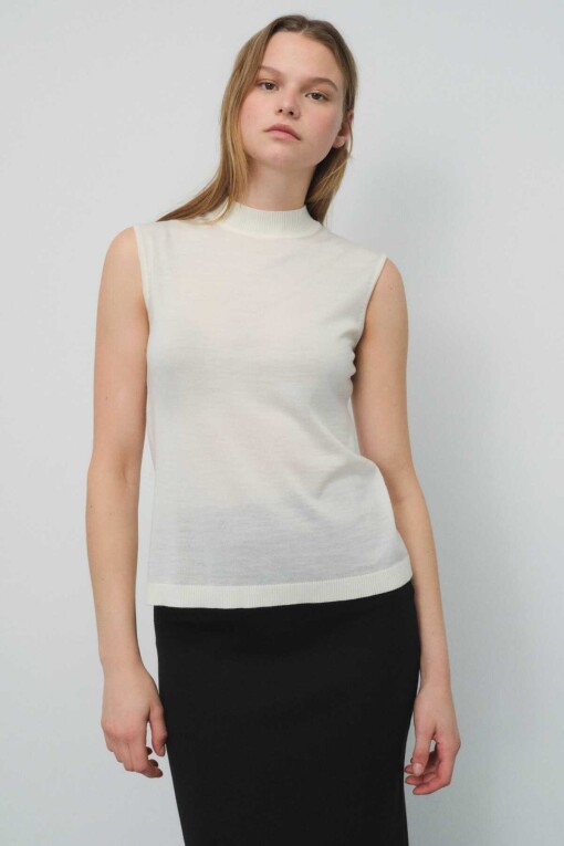 Ecru Half Turtleneck Sleeveless Knit Blouse 