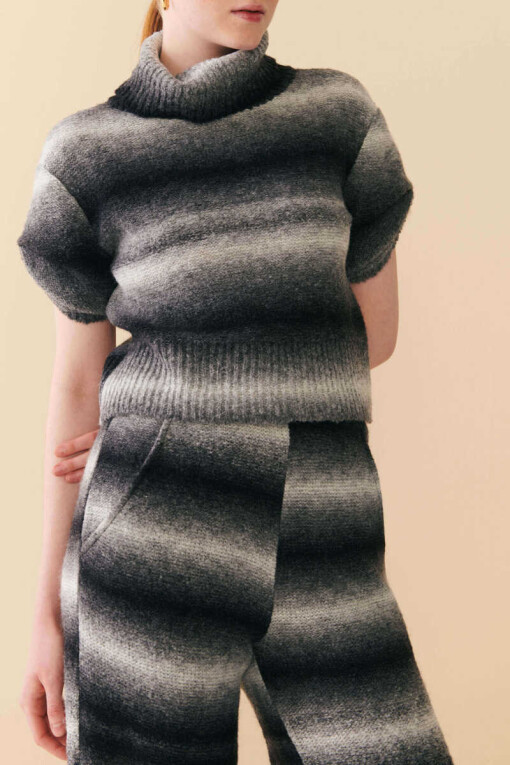 Turtleneck Short Sleeve Black Sweater 