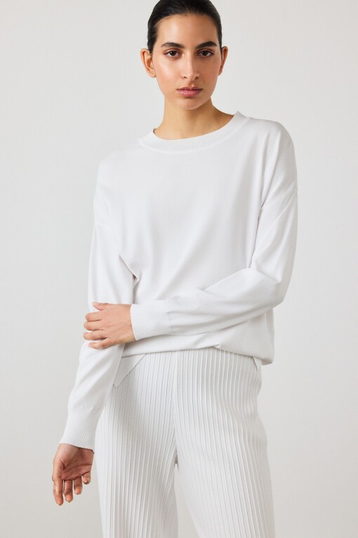 White Round Neck Women's Sweater 